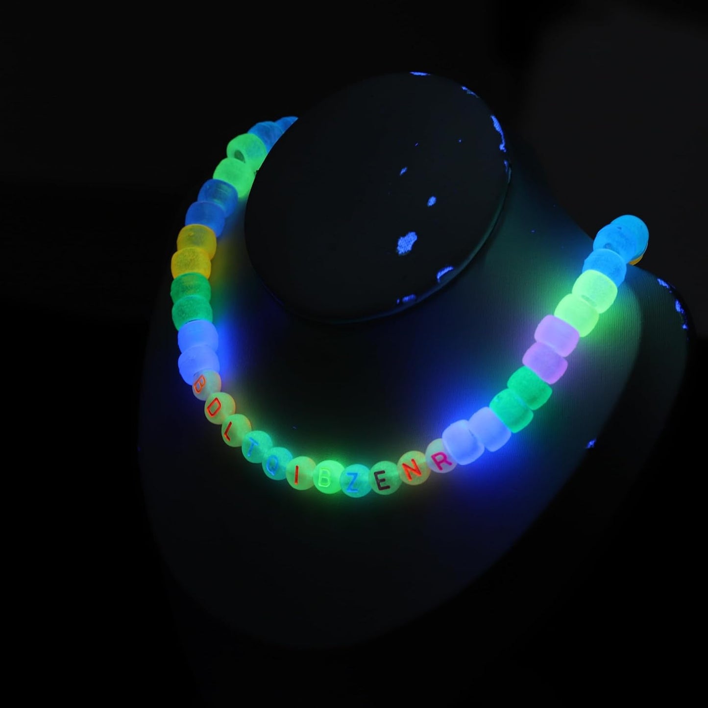 1000Pcs Glow Letter Beads Acrylic Alphabet Bead Glow in The Dark, 4x7 mm Round Beads for Friendship Bracelets and DIY Crafts