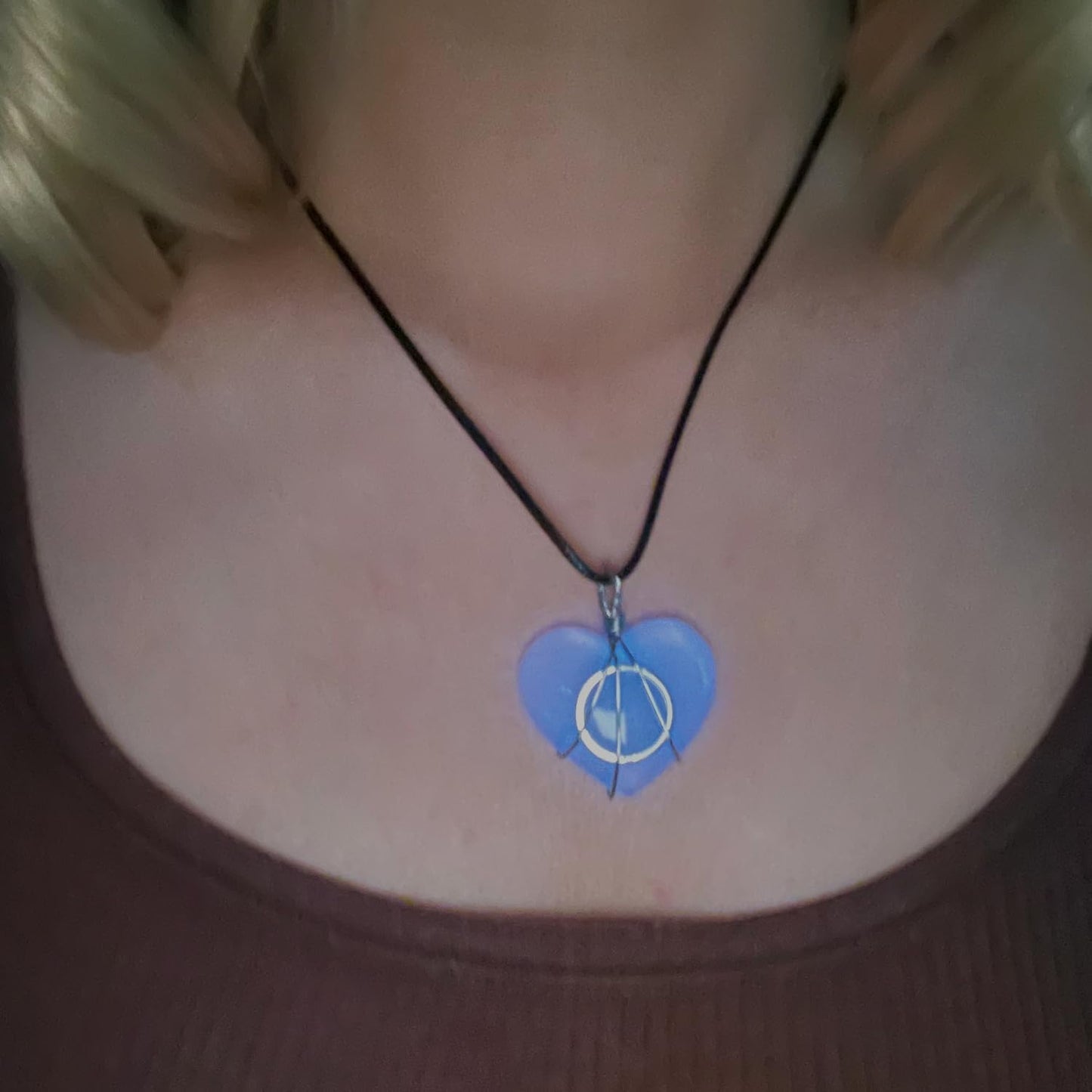 BENBIYO Werewolf Heart Glowing Moonstone Necklace Willa Glow in the Dark Dress Up Accessories