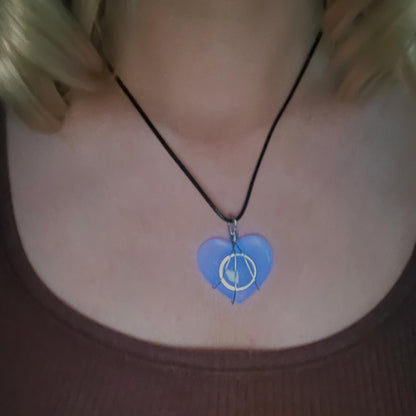 BENBIYO Werewolf Heart Glowing Moonstone Necklace Willa Glow in the Dark Dress Up Accessories