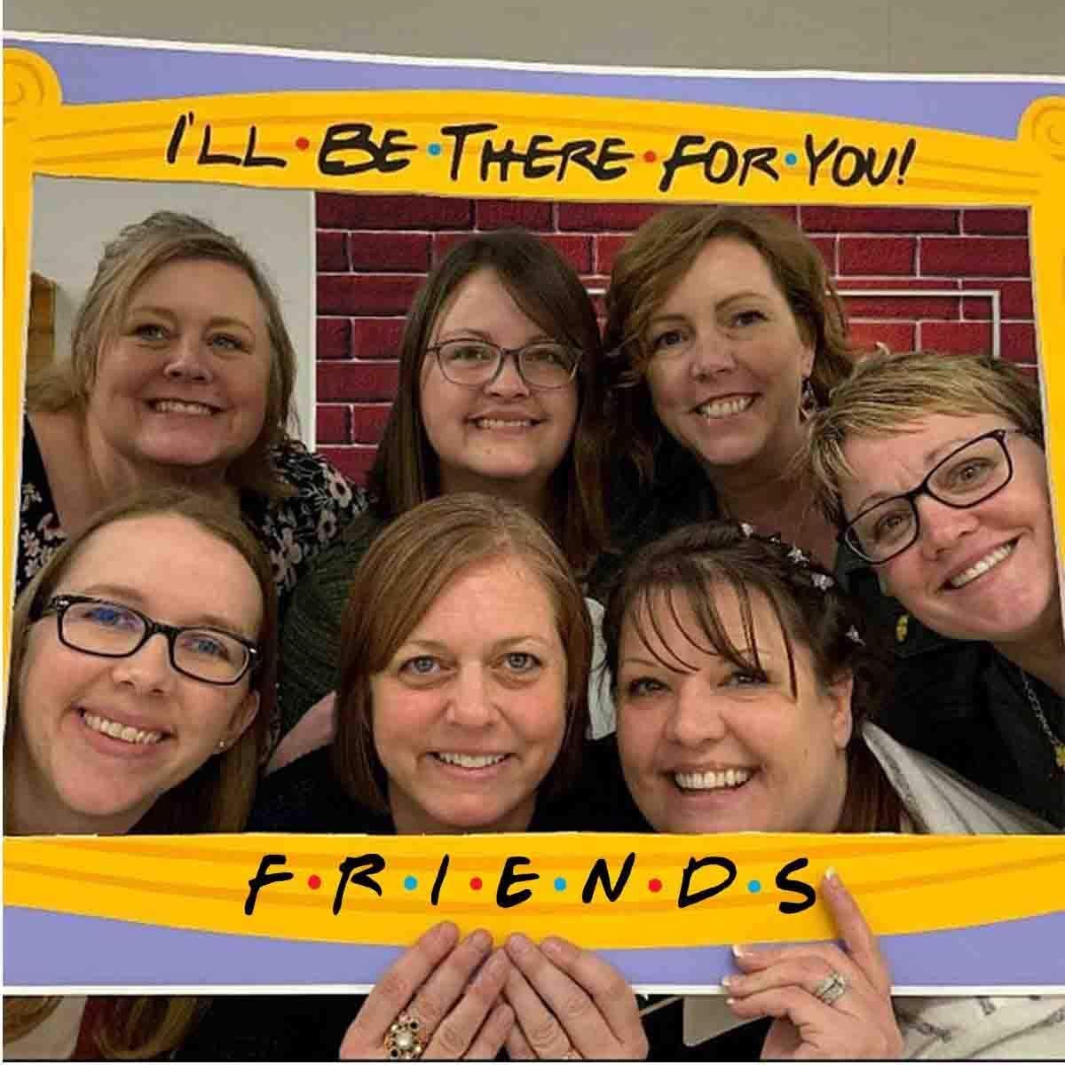 2026 Graduation Decorations I'll be There for You Happy Friend Themed Party Decorations,Class of 2026 Graduation Party Selfie Props with Photo Frame for Friend Birthday Decor
