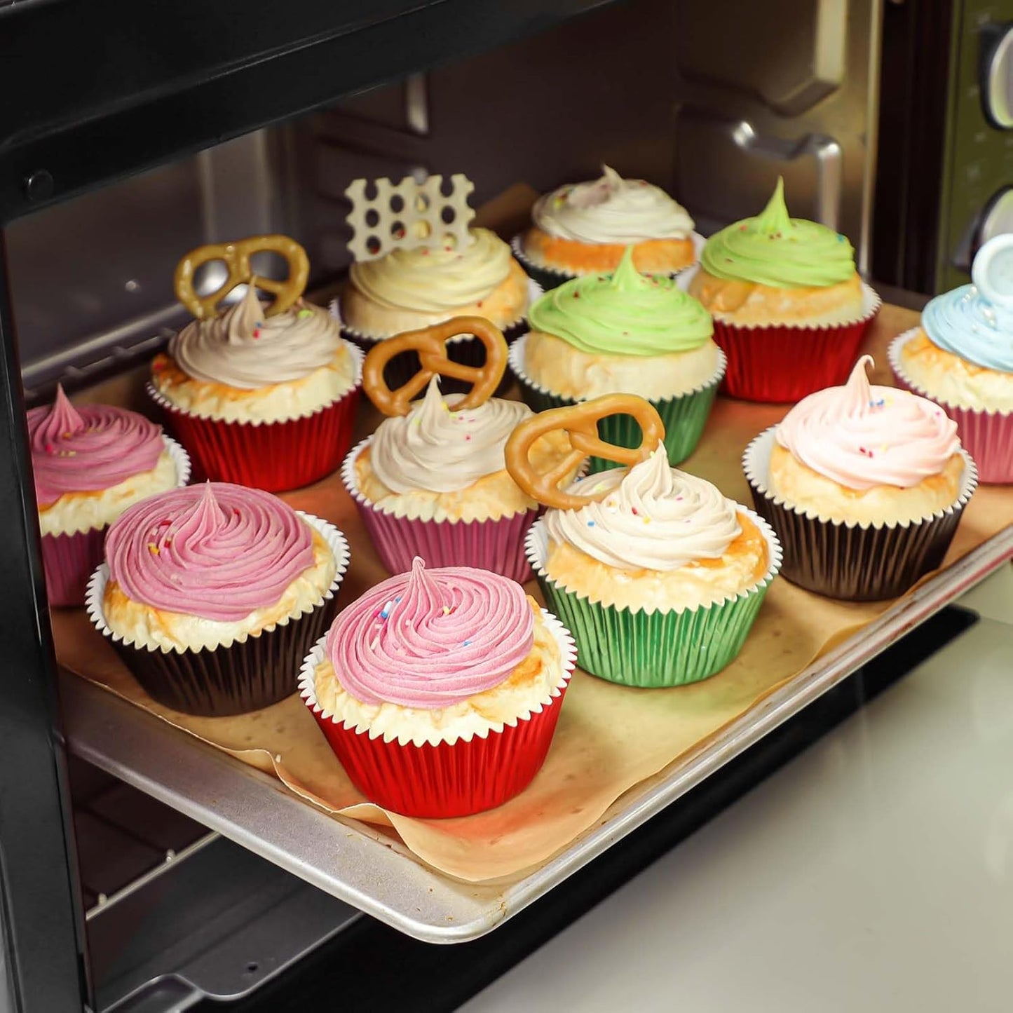Caperci Standard Cupcake Liners Gold Foil Muffin Baking Cups 150-Pack - Premium Greaseproof & Sturdy Cupcake Papers