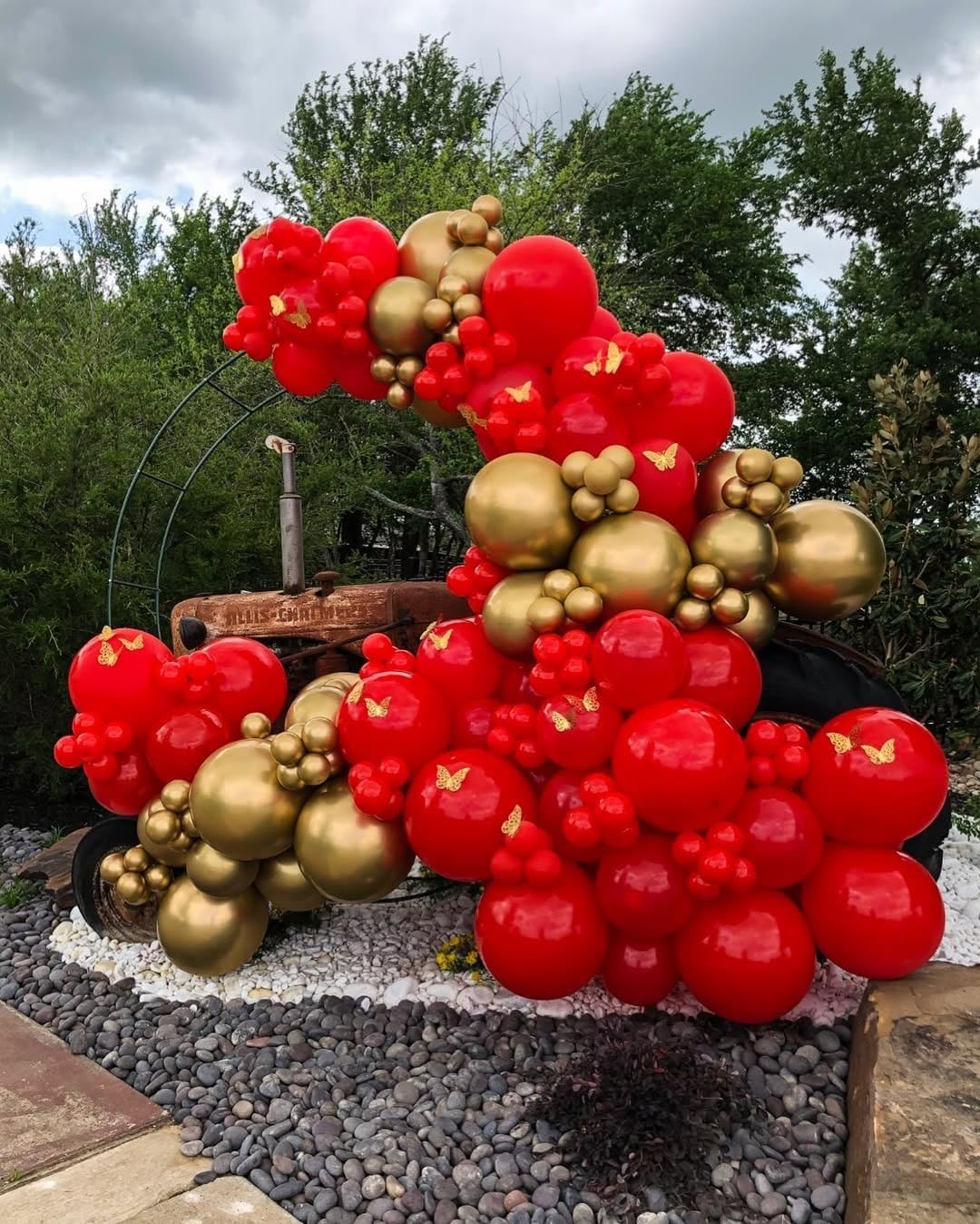 153Pcs Black and Silver Balloons Garland Arch Kit with Stars - 22 18 12 10 5 inch Different Size Black Metallic Silver Confetti Latex Balloon for Birthday Graduation New Year Party Decorations