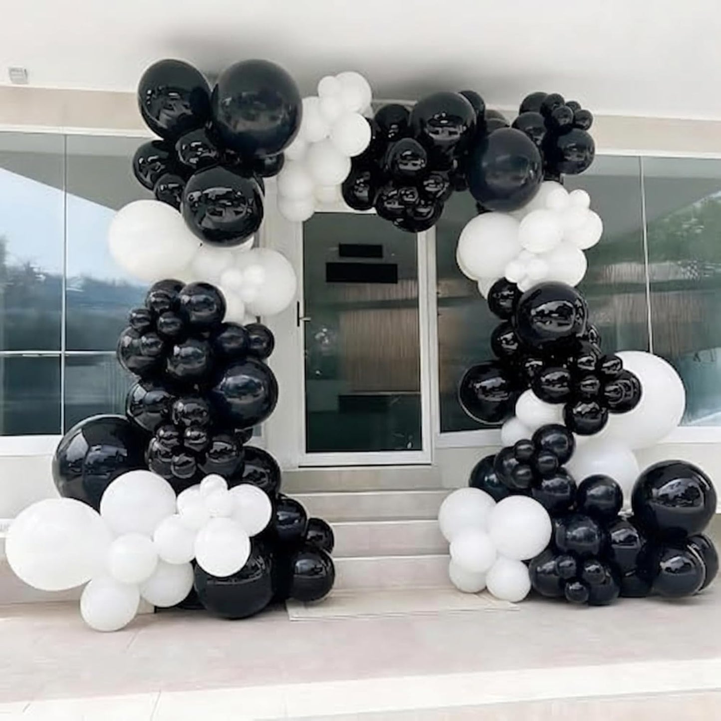 Black and Gold Balloons Garland Arch Kit, 134pcs Black and Metallic Gold Balloons with Different Size for 2026 Graduation Decorations, New Year, Birthday, Anniversary Party Decorations