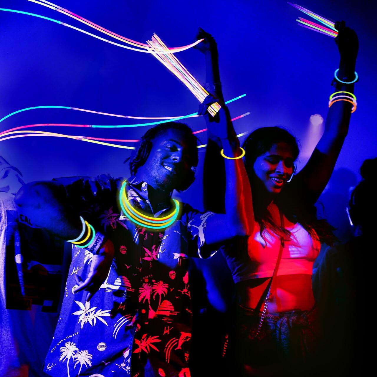 JOYIN 300 Pack Glow Sticks, 100ct 22'' Necklaces and 200 Pcs 8" Glow Sticks Bulk with 300 Pcs Connectors, Bright in The Dark Party Supplies, Neon Light Up, Halloween Party Favors