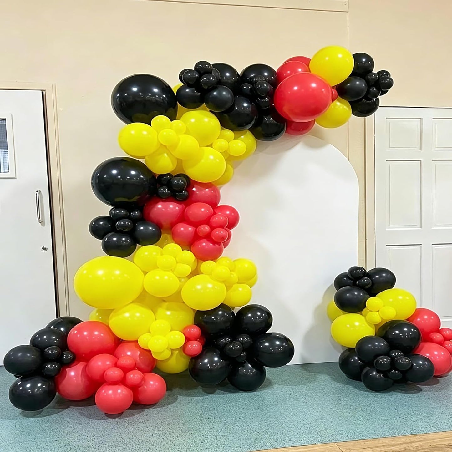 Black and Gold Balloons Garland Arch Kit, 134pcs Black and Metallic Gold Balloons with Different Size for 2026 Graduation Decorations, New Year, Birthday, Anniversary Party Decorations