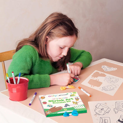 Ooly x Peanuts Snoopy 34 PC DIY Shrinking Art Kit for Kids with Markers, 20 Plastic Pre Cut Charms and More, No Mess Creative Activity Jewelry Making Kit