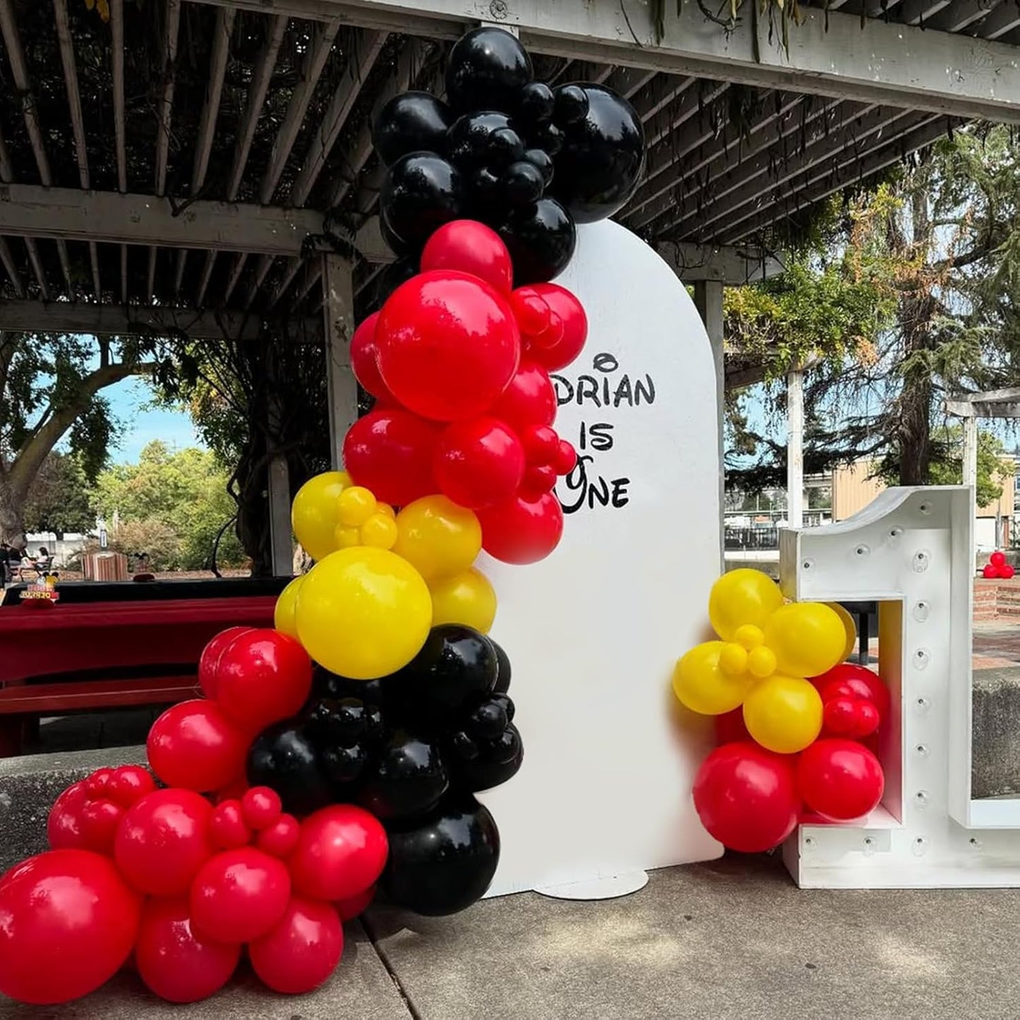 Black and Gold Balloons Garland Arch Kit, 134pcs Black and Metallic Gold Balloons with Different Size for 2026 Graduation Decorations, New Year, Birthday, Anniversary Party Decorations