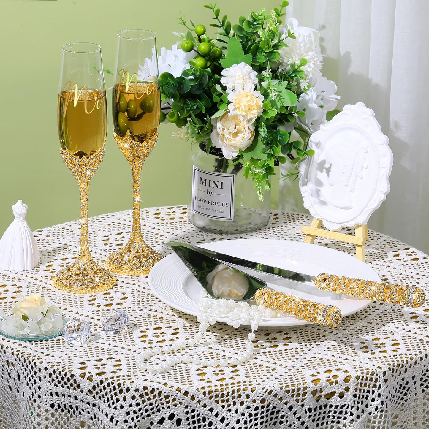 Sratte 4 Pcs Wedding Cake Knife and Champagne Flutes Server Set, Toasting Crystal Rhinestone Champagne Flutes Glasses Cake Knife Pie Server Wedding Gifts for Couple Bride Groom(Gold)