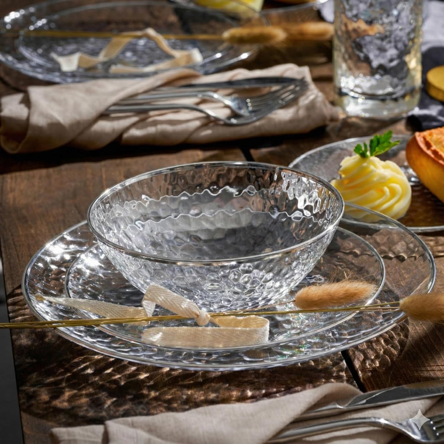 R-kay 100 Pack Clear Plastic Plates - 6.25 IN Hammered Gold Rimmed Sturdy, Durable And Extra Heavy duty Gold Plastic Dessert Plates Disposable - Ideal For Appetizer And And For Desserts.