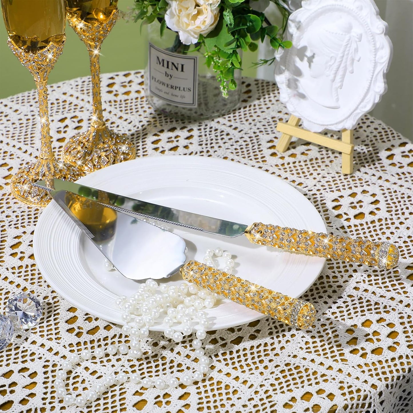 Sratte 4 Pcs Wedding Cake Knife and Champagne Flutes Server Set, Toasting Crystal Rhinestone Champagne Flutes Glasses Cake Knife Pie Server Wedding Gifts for Couple Bride Groom(Gold)