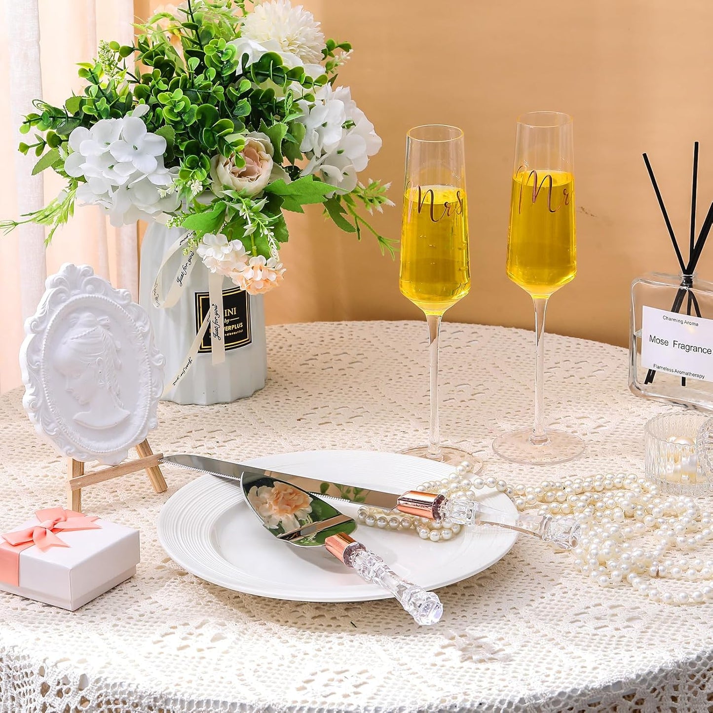 Boao 4 Pieces Wedding Toasting Flutes and Cake Server Set Wedding Reception Supplies Champagne Glasses Cake Knife Pie Server (Gold,Classic)