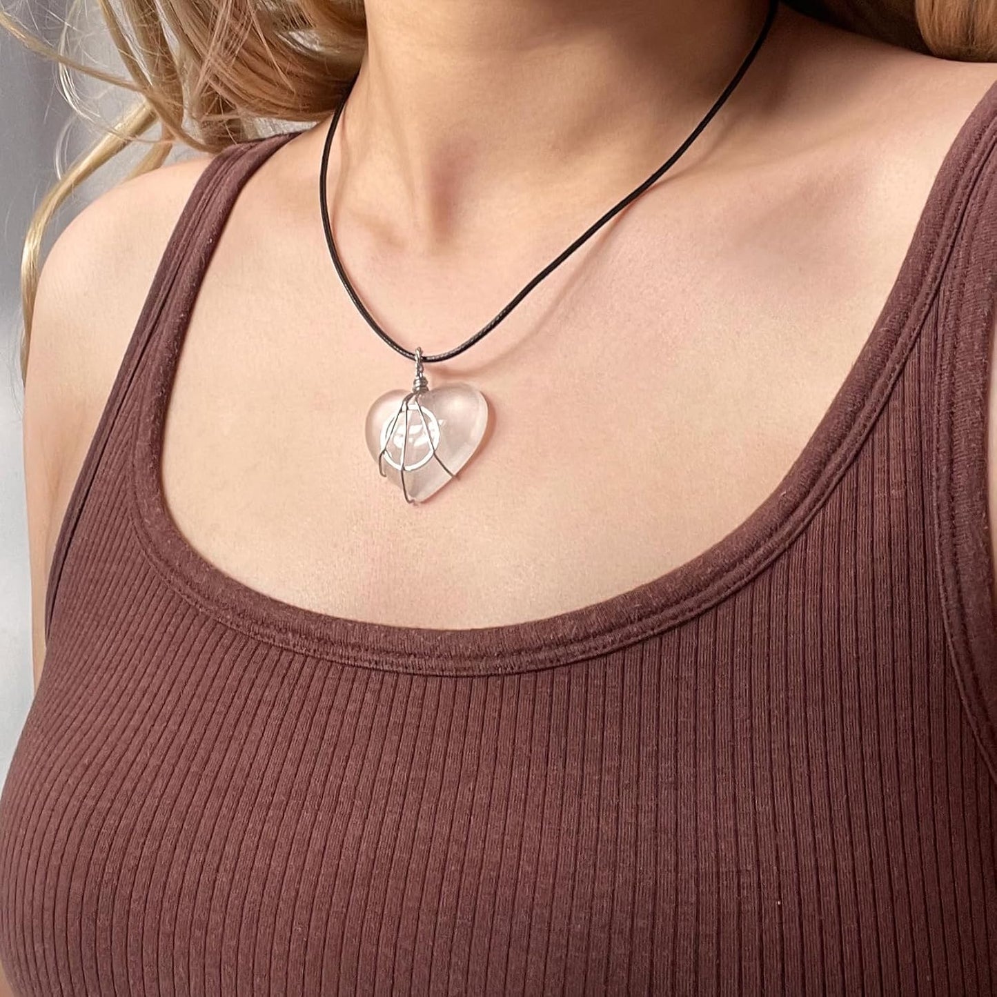 BENBIYO Werewolf Heart Glowing Moonstone Necklace Willa Glow in the Dark Dress Up Accessories
